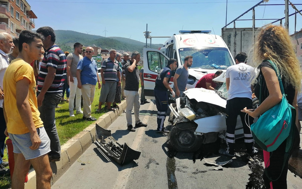 Hatay'da ambulans ile otomobil çarpıştı 2 ölü 1 yaralı