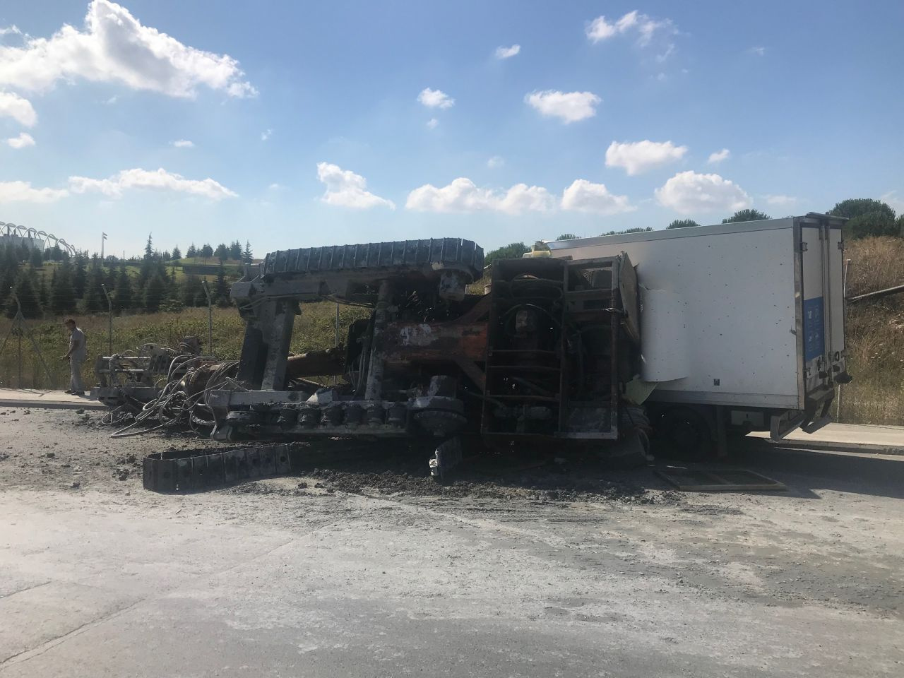 Küçükçekmece'de taşınan vinç kamyonetin üzerine devrildi