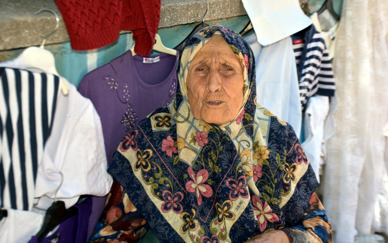 90 yaşında pazarda tezgah açıp, hasta oğluna bakıyor