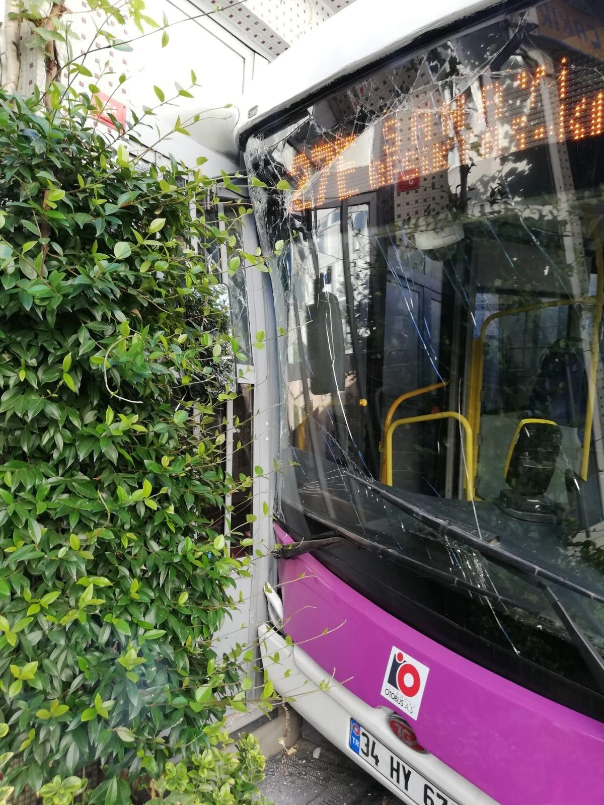 İstanbul'da freni boşalan halk otobüsü dükkana daldı
