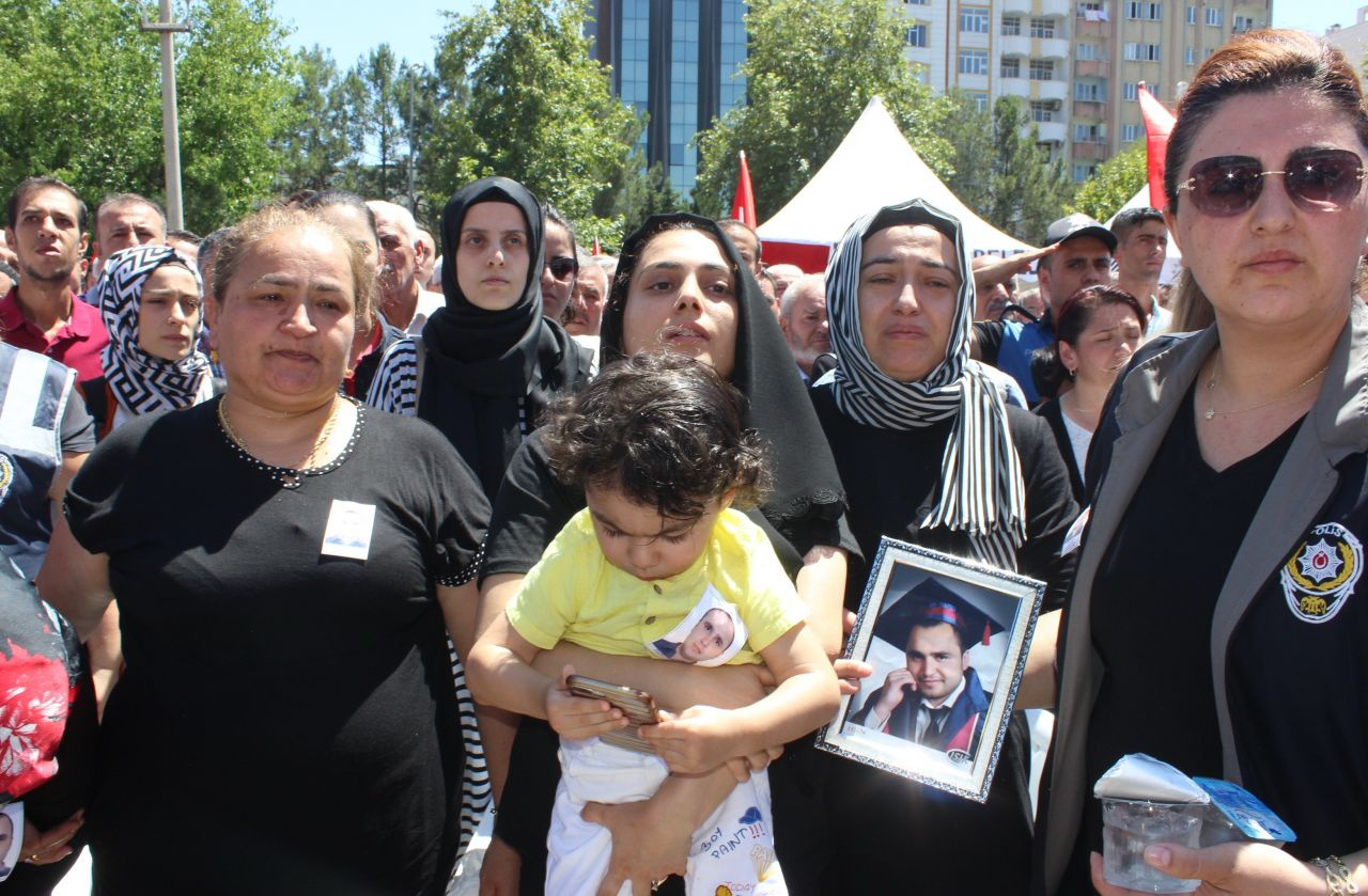 Şehit polis memurunun 1,5 yaşındaki oğlu yürekleri dağladı