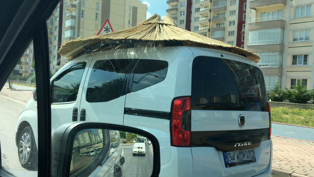 Konya'da trafikte plaj şemsiyeli otomobil görenleri şaşırttı!