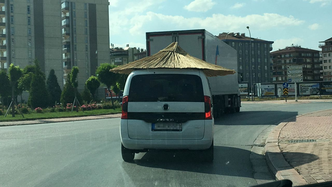 Konya'da trafikte plaj şemsiyeli otomobil görenleri şaşırttı!