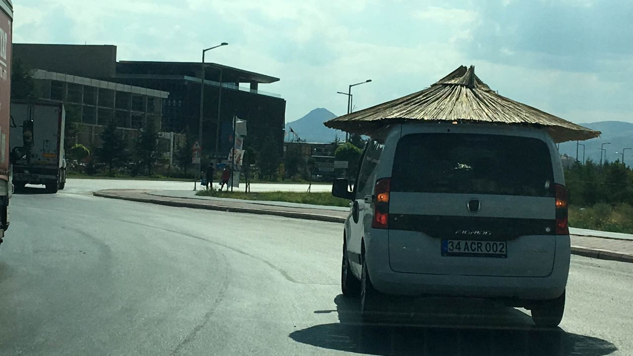 Konya'da trafikte plaj şemsiyeli otomobil görenleri şaşırttı!