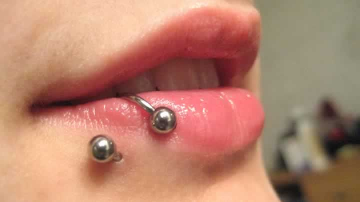 Dövme ve piercing yaptıranları büyük tehlike bekliyor! Bu hastalığa yakalanabilirsiniz