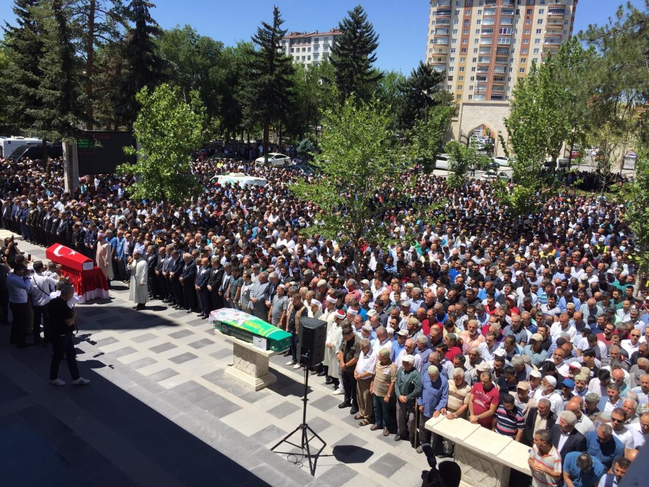 Şehit polis Kayseri'de binlerce kişi tarafından son yolculuğa uğurlandı