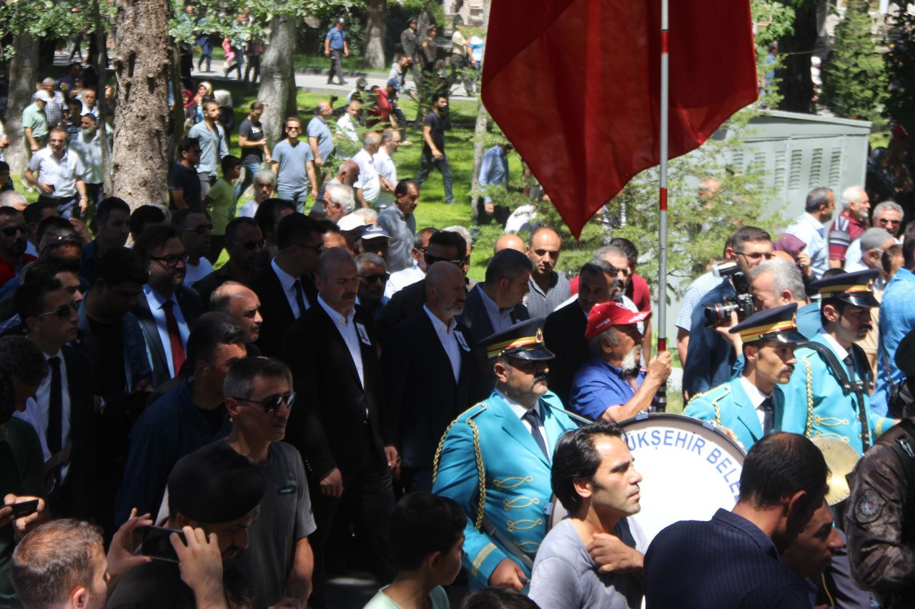 Şehit polis Kayseri'de binlerce kişi tarafından son yolculuğa uğurlandı