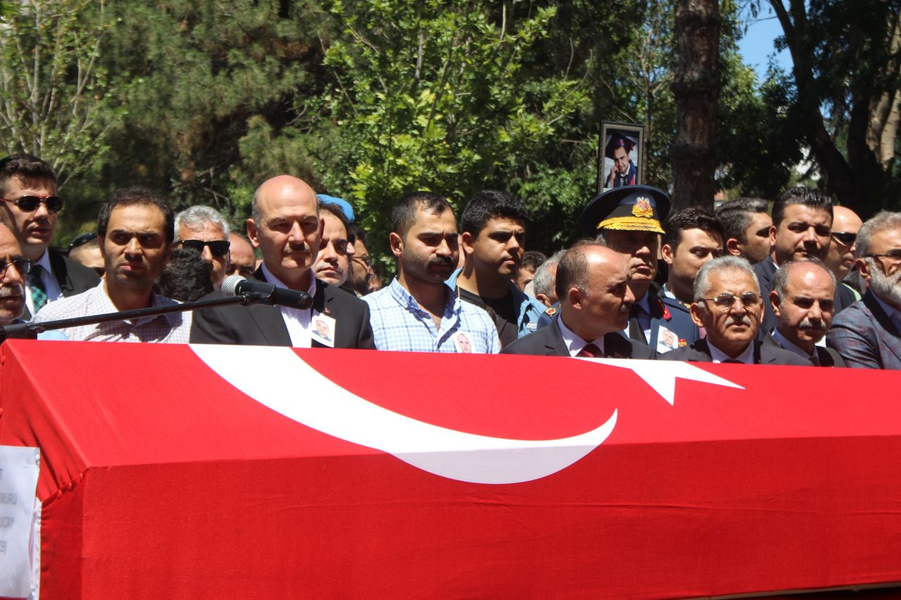 Şehit polis Kayseri'de binlerce kişi tarafından son yolculuğa uğurlandı