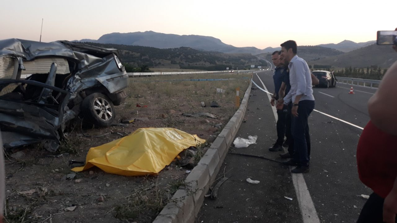 Konya'da iki otomobil çarpıştı 2 ölü 3 yaralı