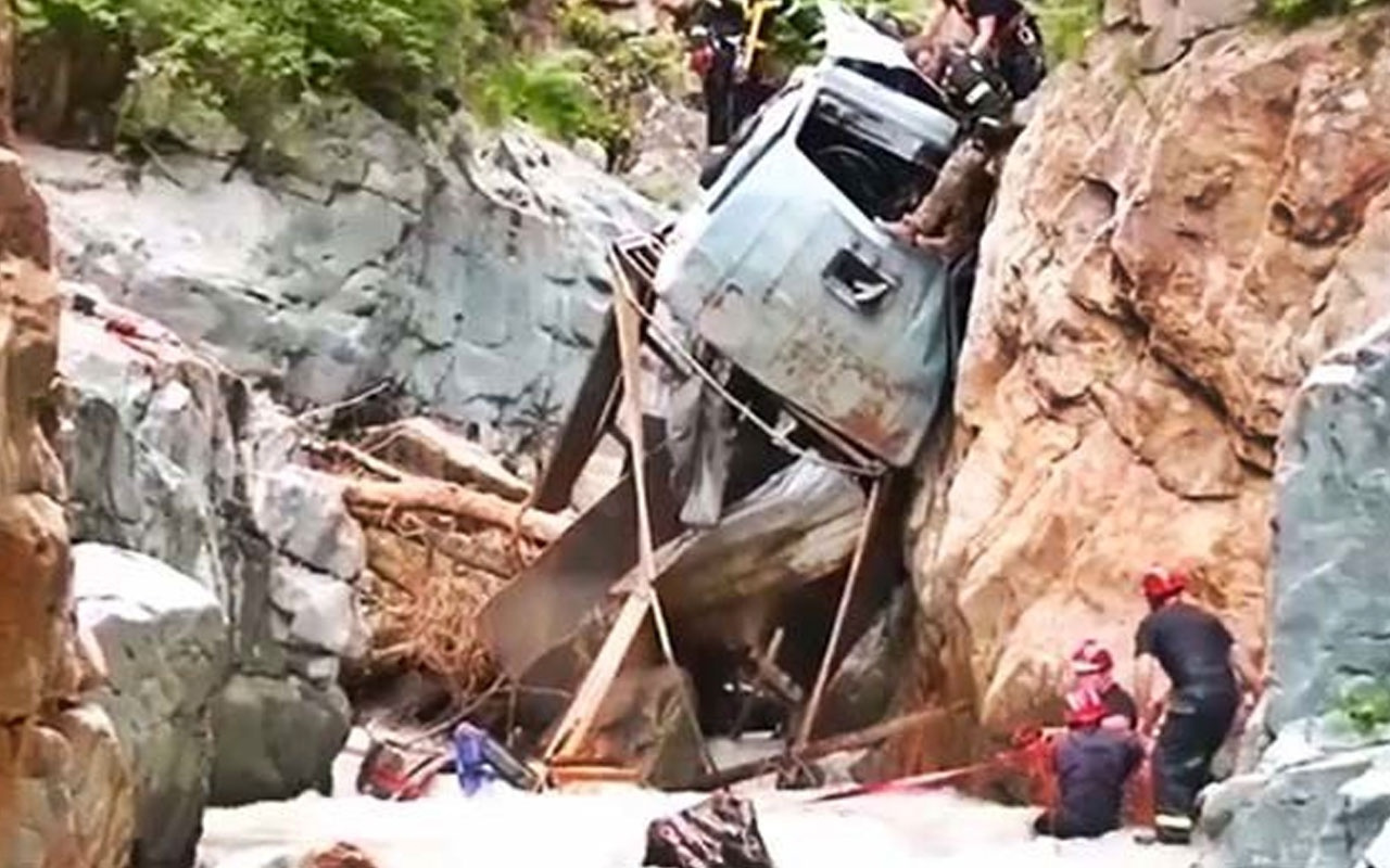 Gürcistan'da kamyon uçurumdan yuvarlandı: 5 ölü