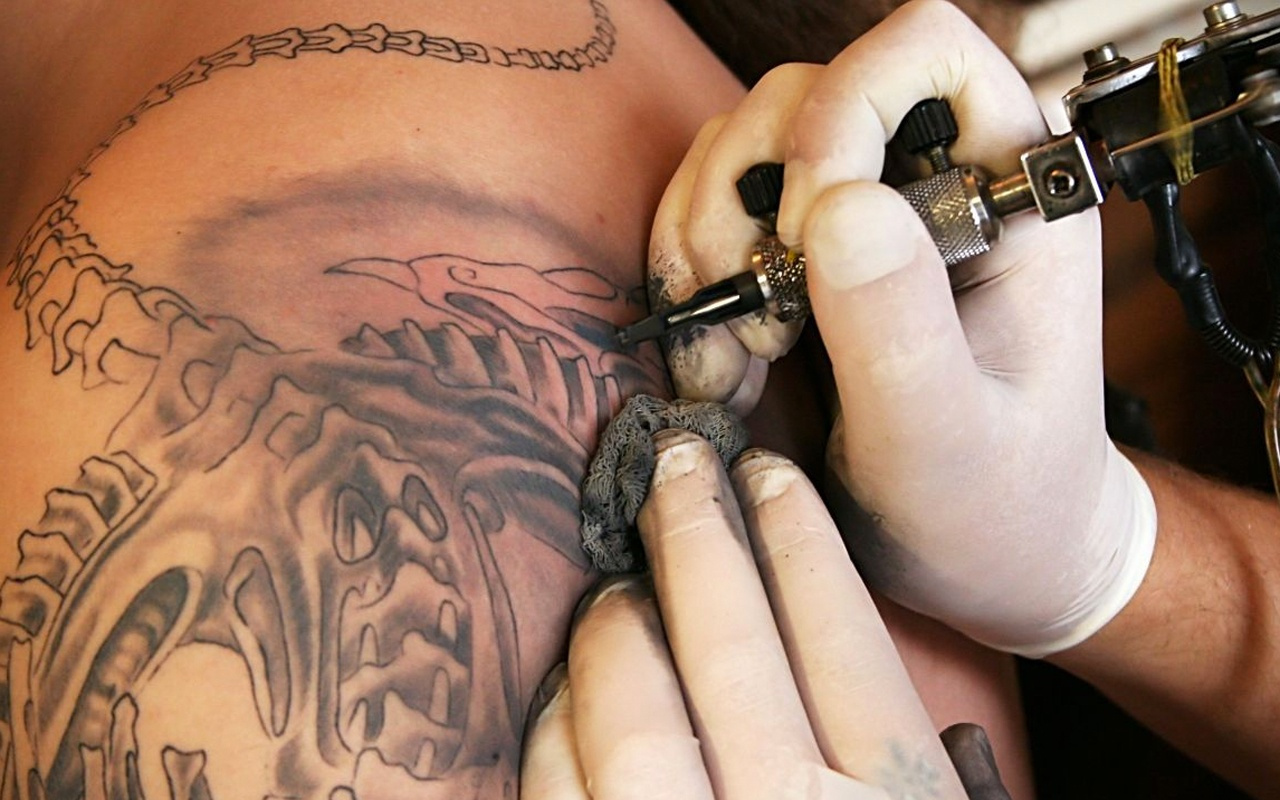 Dövme ve piercing yaptıranları büyük tehlike bekliyor! Bu hastalığa yakalanabilirsiniz