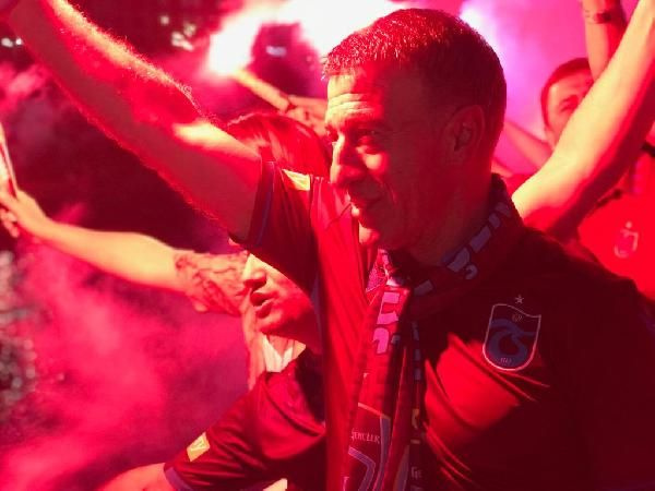 Trabzonspor’un 52. kuruluş yıl dönümü meşalelerle kutlandı