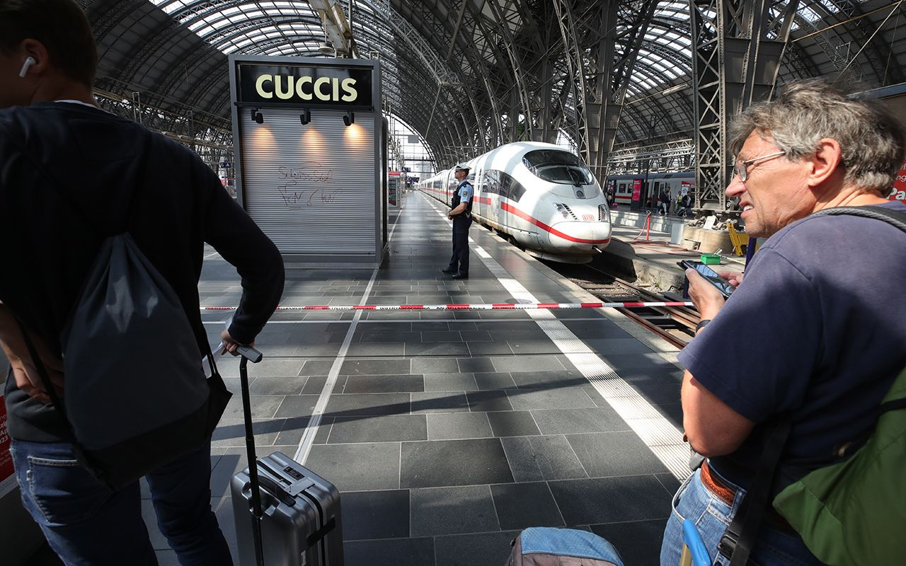 Almanya'da anne ve 8 yaşındaki çocuğunu trenin önüne itildi