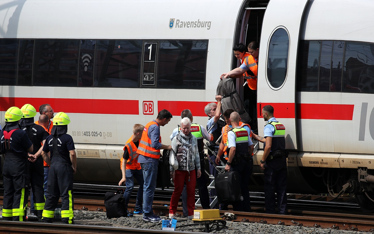 Almanya'da anne ve 8 yaşındaki çocuğunu trenin önüne itildi