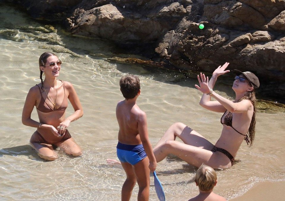 Bella ve Gigi Hadid kardeşler Mikonos tatilleri olay! Ünlü modellerin deniz ve güneş keyfi