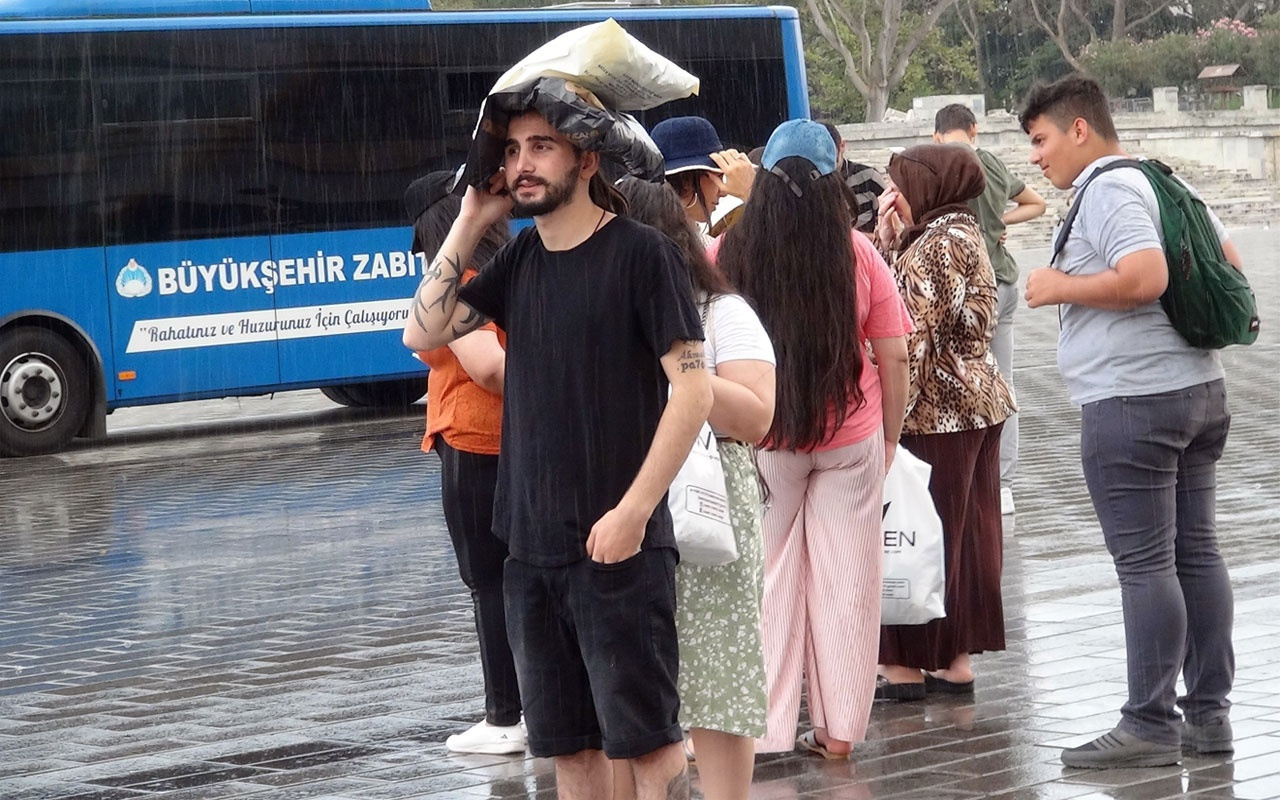 İstanbul'da vatandaşlar yağmura hazırlıksız yakalandı