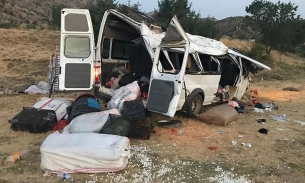 Diyarbakır'da minibüs devrildi! Çok sayıda yaralı var!
