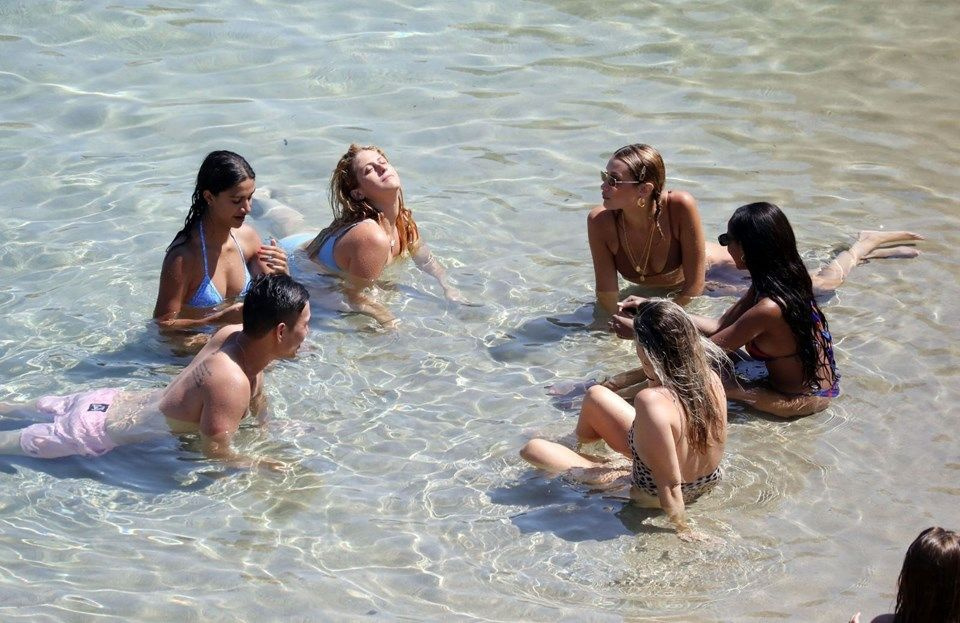 Bella ve Gigi Hadid kardeşler Mikonos tatilleri olay! Ünlü modellerin deniz ve güneş keyfi