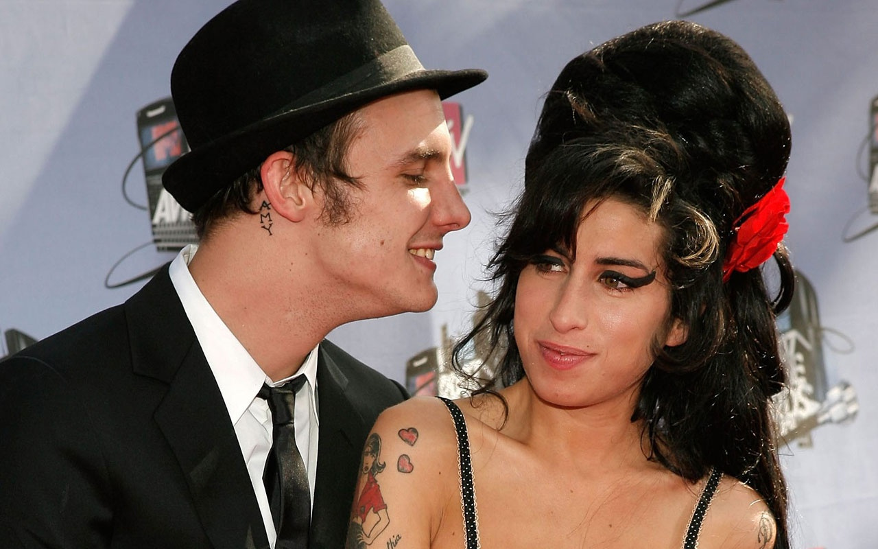 Amy Winehouse'u uyuşturucuya alıştıran eski eşi Fielder Civil şarkıcının ailesinden para istedi!