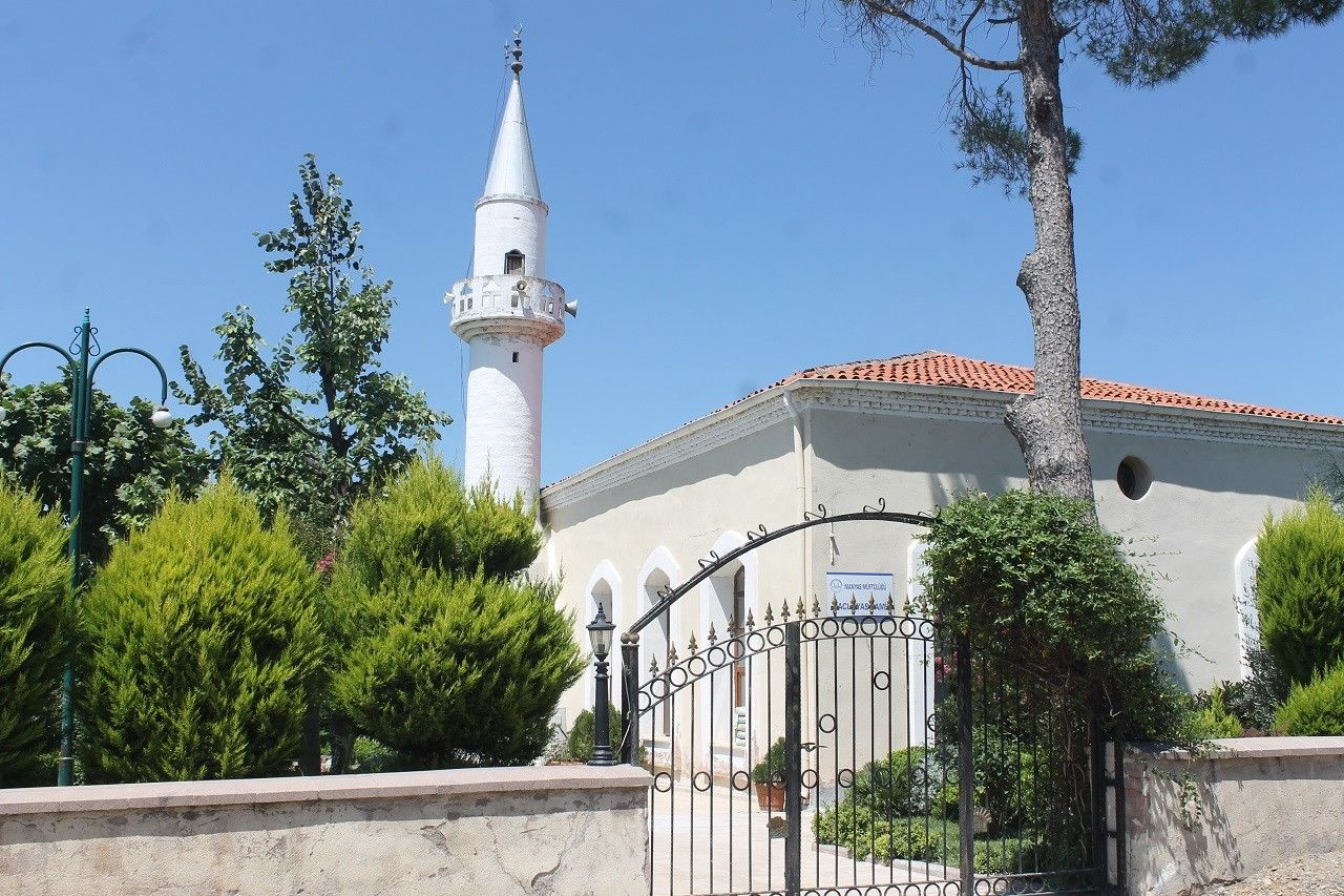 Balıkesir'de imam camiyi botanik bahçeye çevirdi takdir topladı