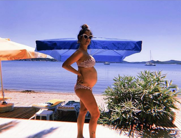 Hamileliğinin 6. ayında olan Hazal Kaya bikinili fotoğrafını paylaştı! Bebeğinin ismini de açıkladı