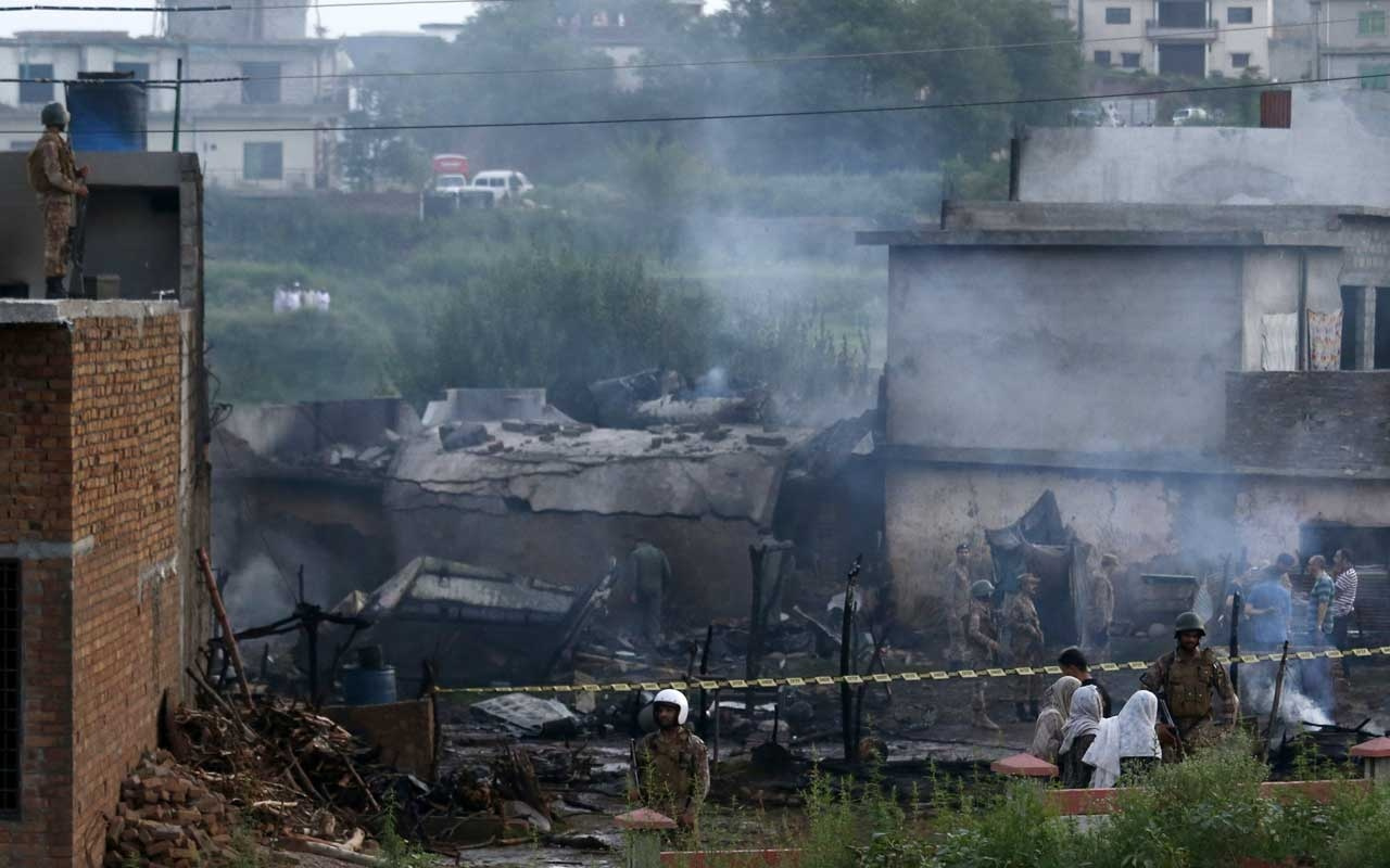 Pakistan’da uçak düştü çok sayıda ölü var