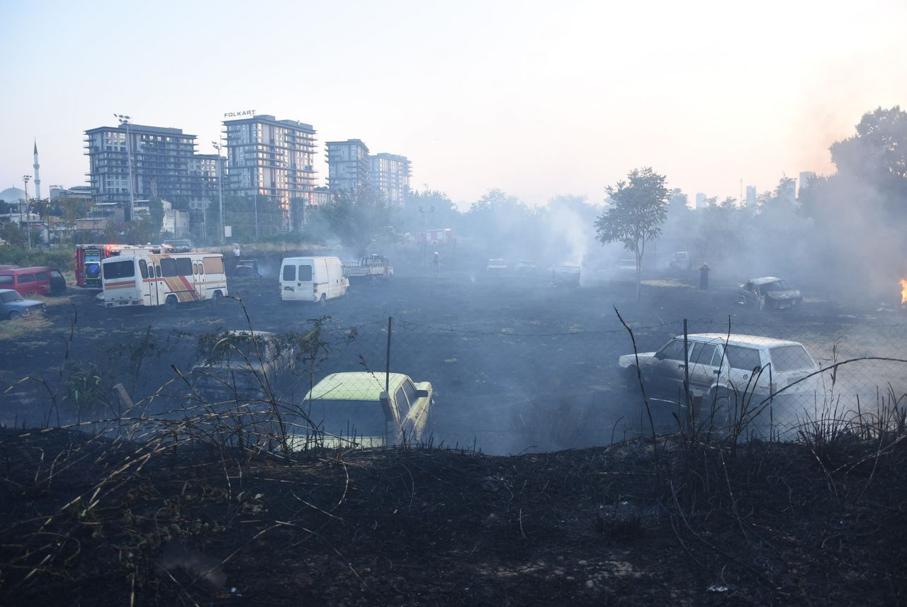 İzmir'de yediemin deposunda çıkan yangında araçlar kül oldu