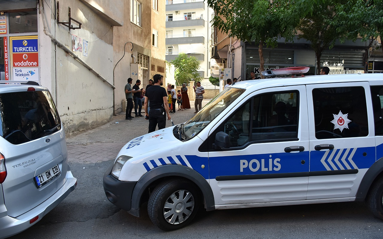 Diyarbakır'da boğazından kesici aletle yaralanan çocuk öldü