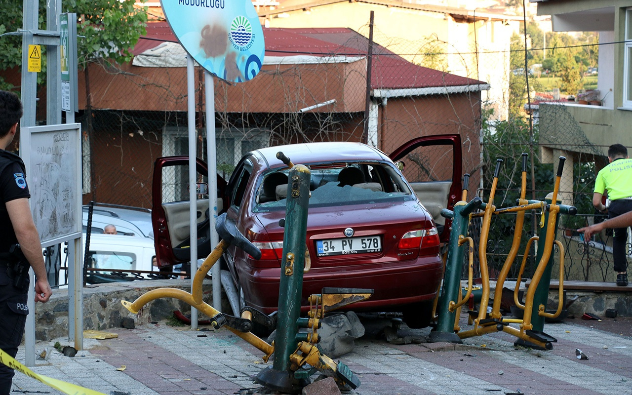 İstanbul Sarıyer'de otomobil çocukların arasına daldı