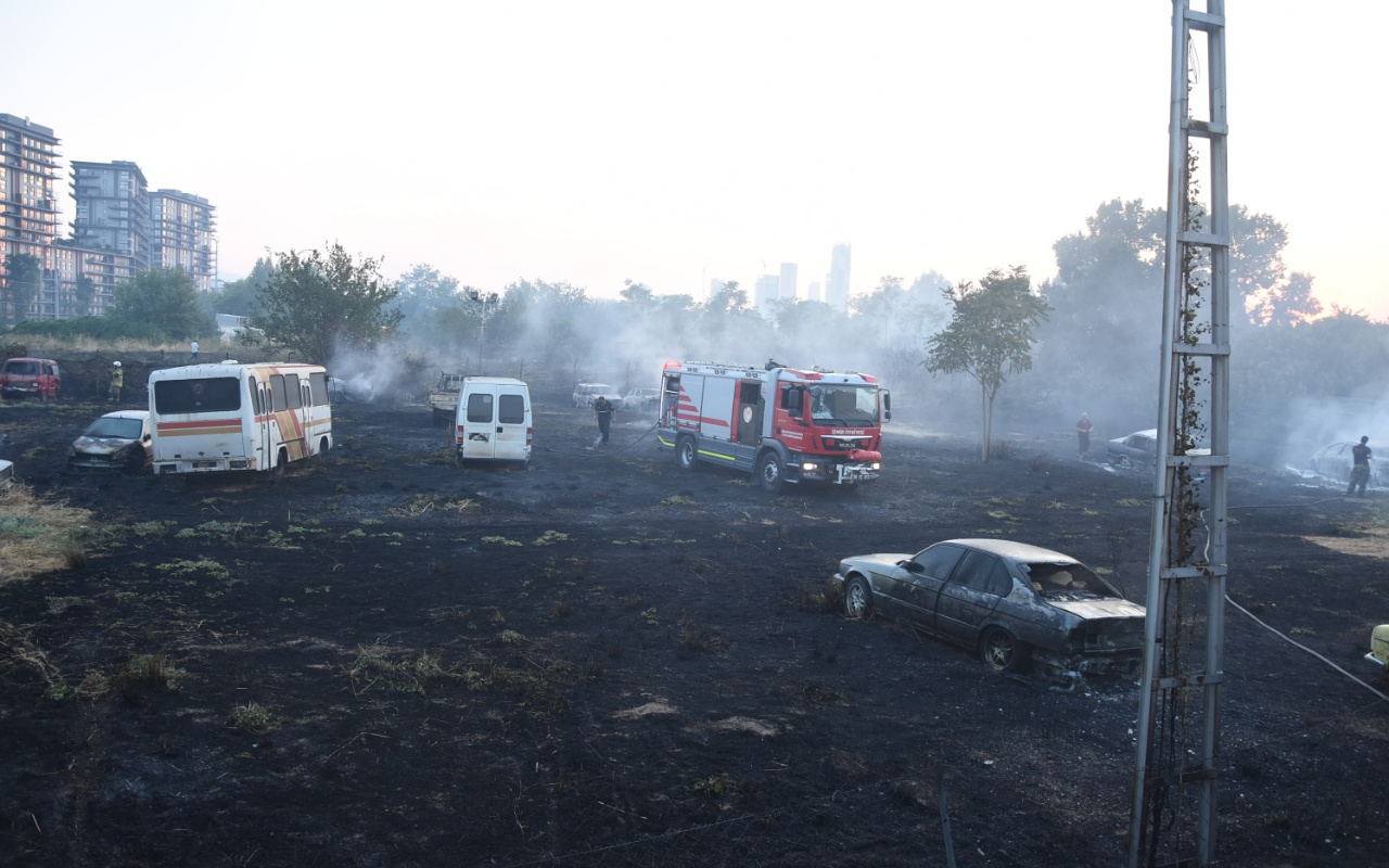 İzmir'de yediemin deposunda çıkan yangında araçlar kül oldu