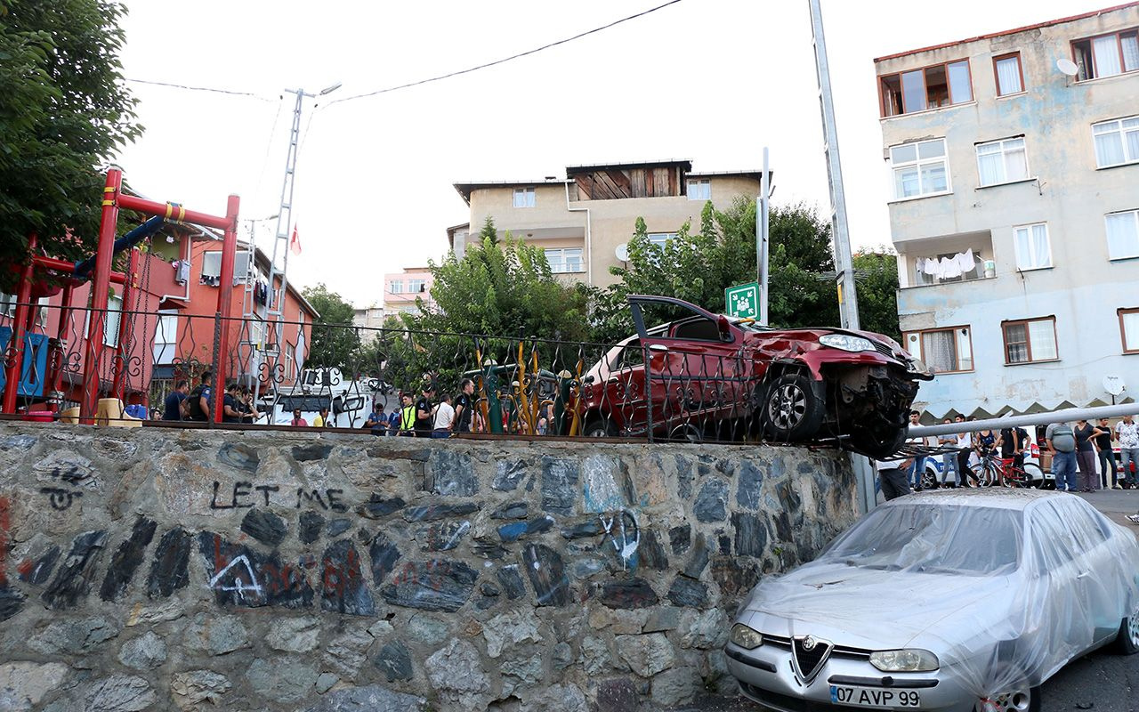 İstanbul Sarıyer'de otomobil çocukların arasına daldı