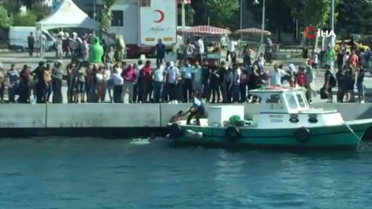 İstanbul Kadıköy’de denize düşen iki kadın kurtarıldı