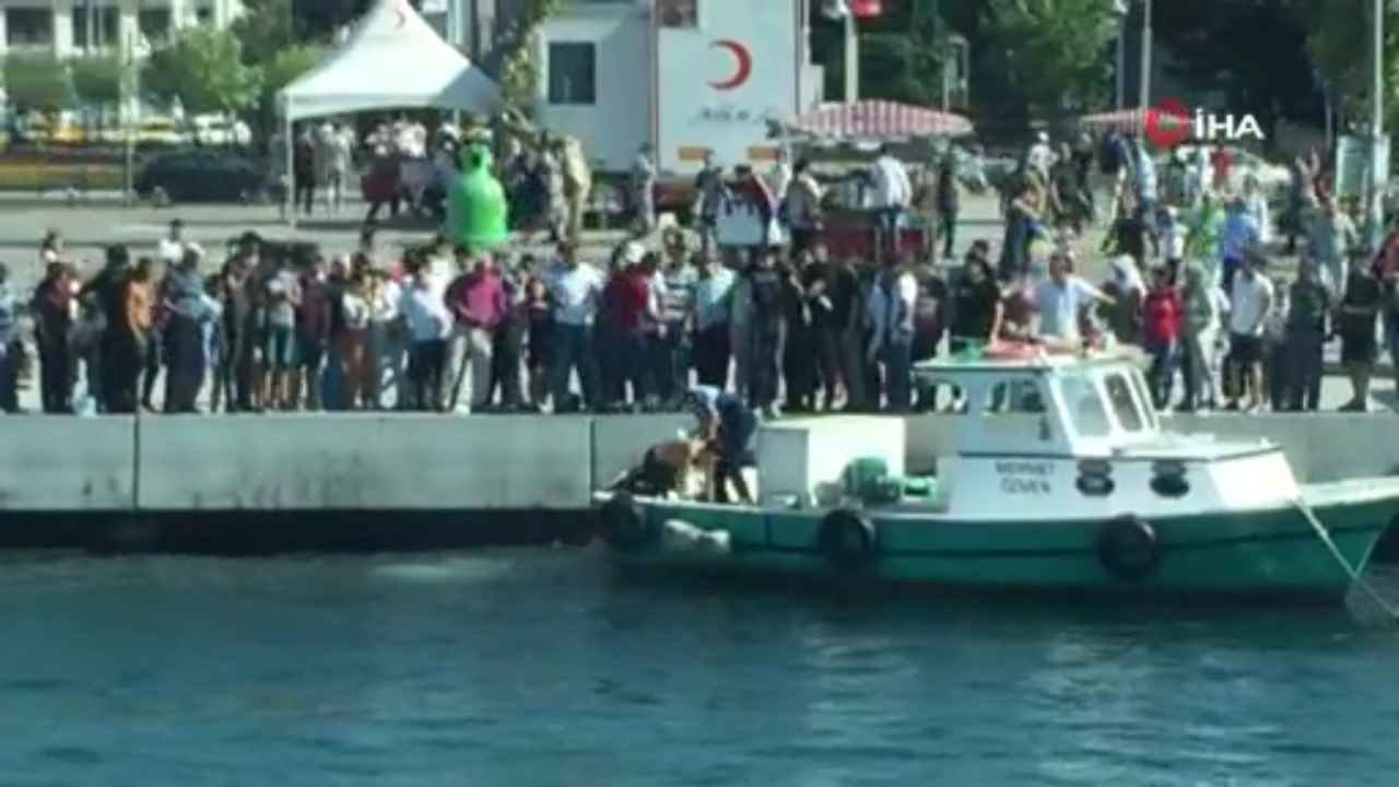 İstanbul Kadıköy’de denize düşen iki kadın kurtarıldı