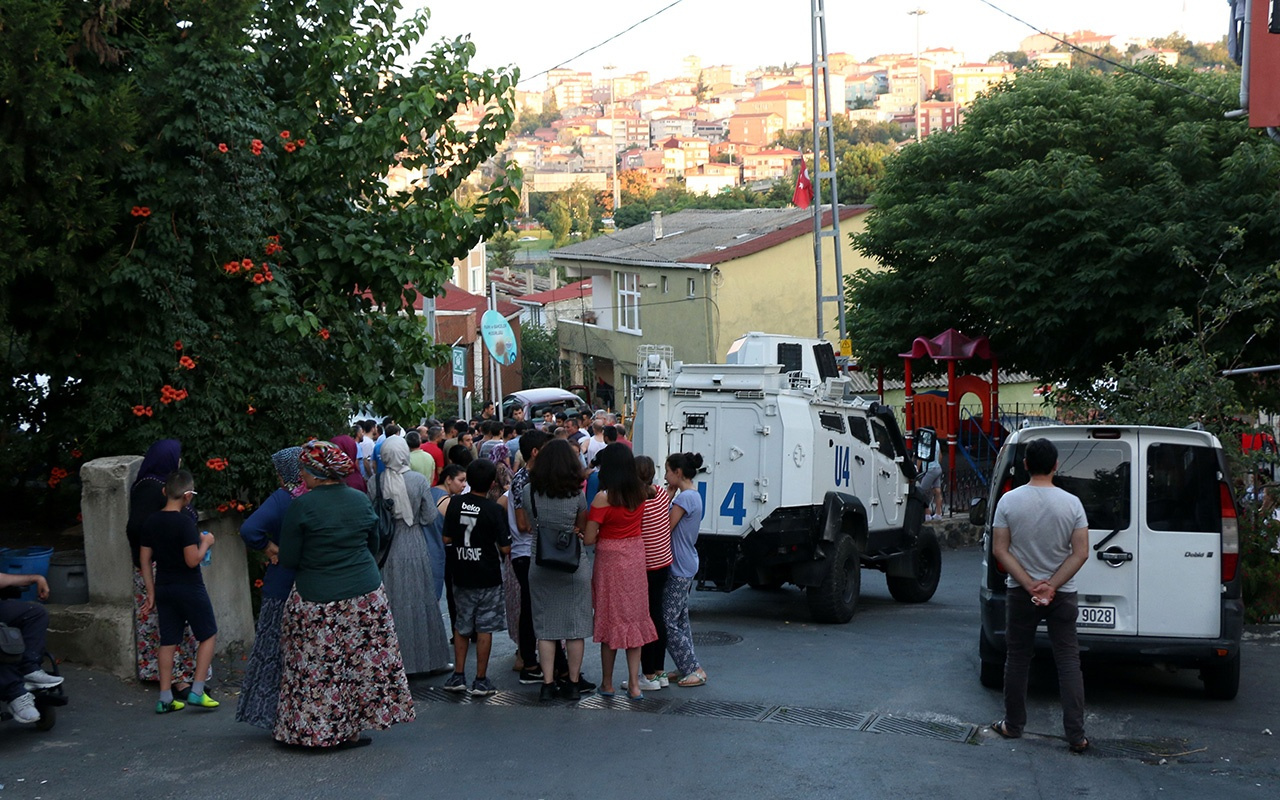 İstanbul Sarıyer'de otomobil çocukların arasına daldı