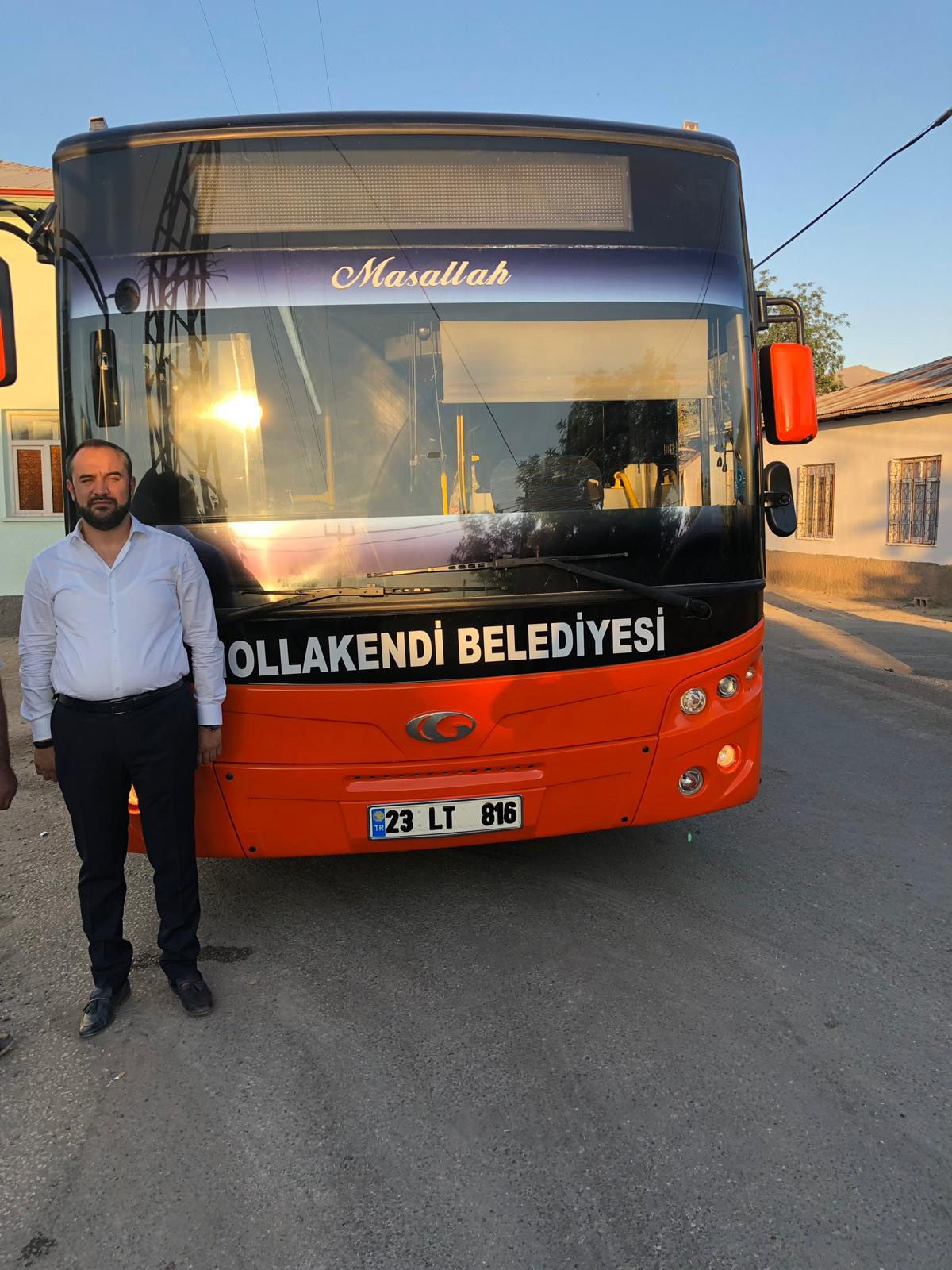 Otobüs şoförü gecikince belediye başkanı direksiyona geçip yolcuları götürdü