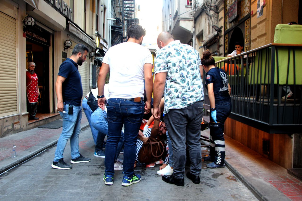 Beyoğlu'nda bardaki tartışma kanlı bitti!