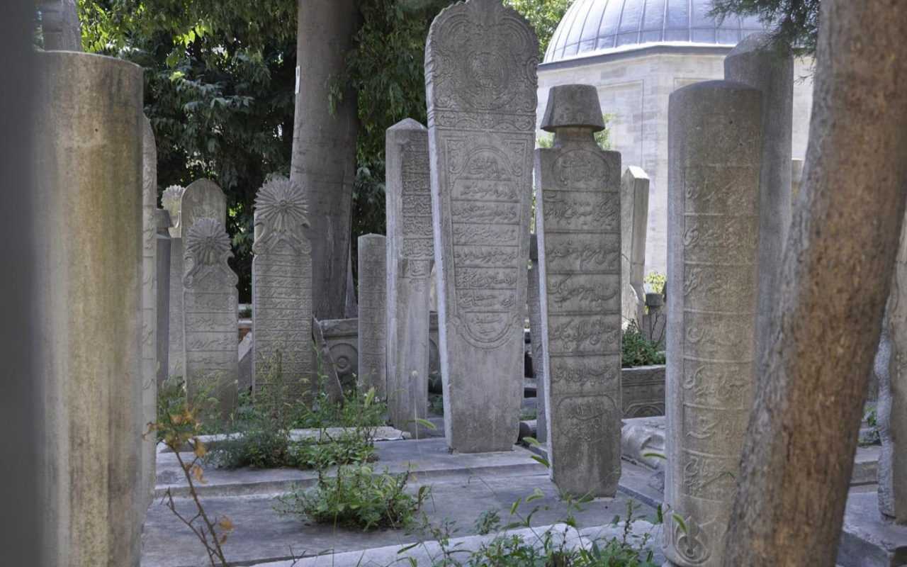 İBB'den 'tarihi mezarların kaldırılıp yeni gömülere hazırlandığı' iddialarına inceleme