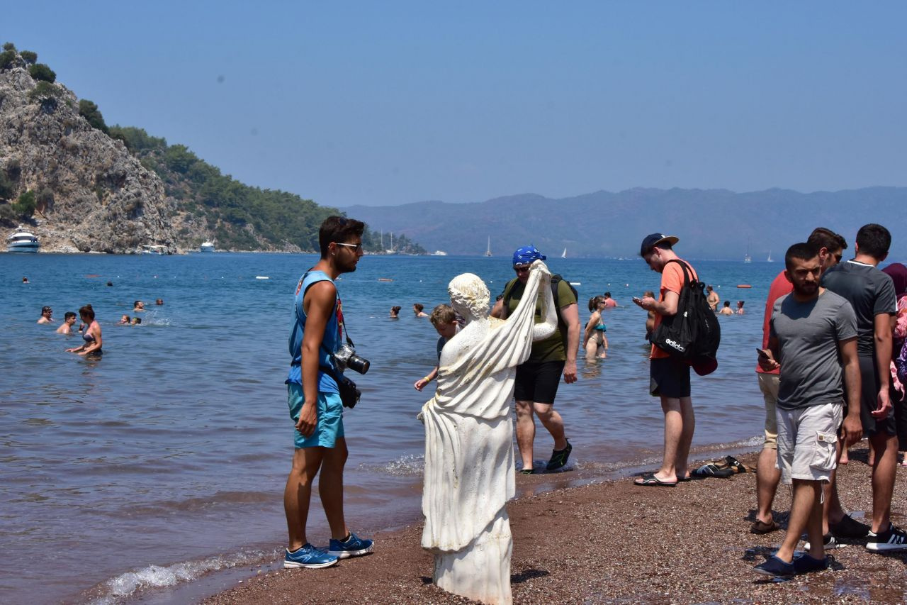 Kızkumu Plajı'ndaki prenses heykeline iğrenç saldırı! Muhtarlık harekete geçti