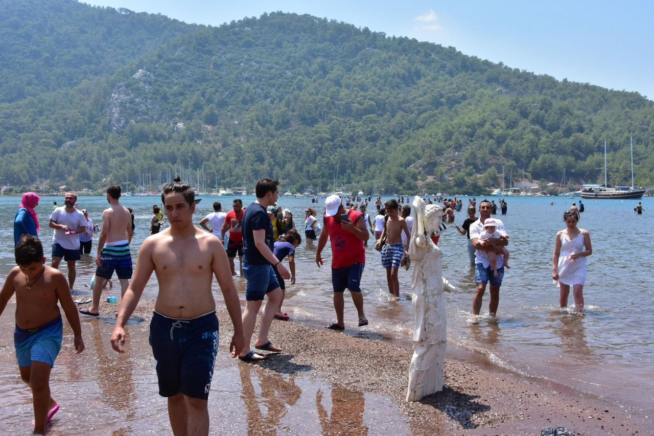 Kızkumu Plajı'ndaki prenses heykeline iğrenç saldırı! Muhtarlık harekete geçti