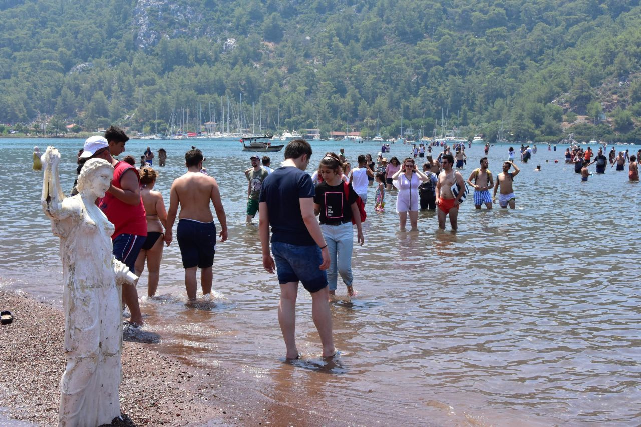 Kızkumu Plajı'ndaki prenses heykeline iğrenç saldırı! Muhtarlık harekete geçti