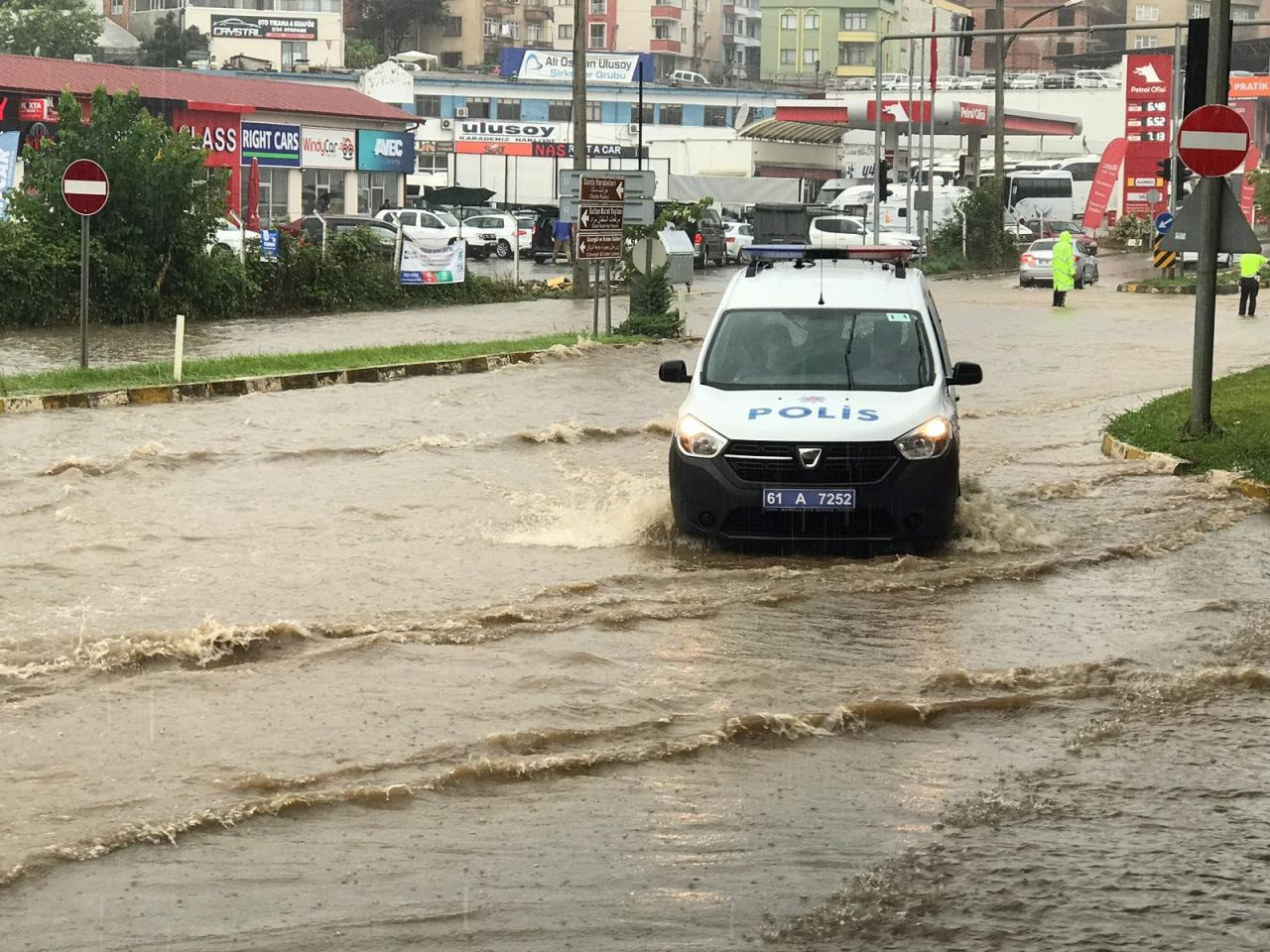 Trabzon’da şiddetli yağış sonrası yollar göle döndü! Hayat felç oldu