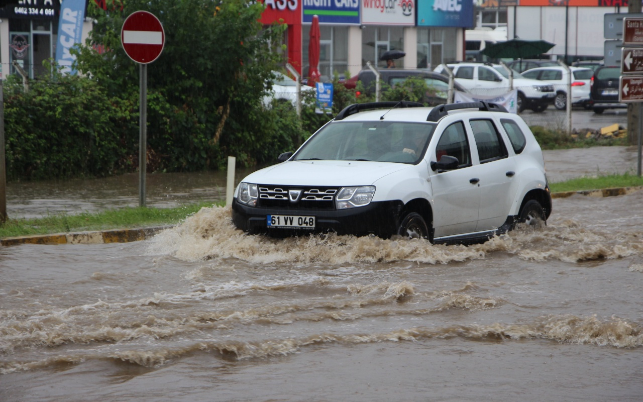 Trabzon’da şiddetli yağış sonrası yollar göle döndü! Hayat felç oldu