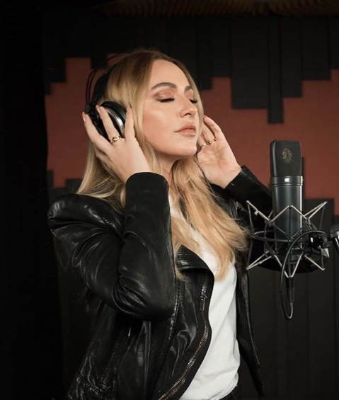 Hadise yeniden makyajsız yakalandı! Doğal güzelliği dikkat çekti