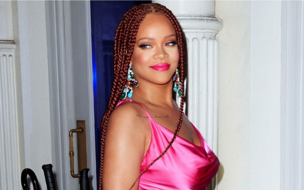 Rihanna'nın yatak pozu olay iç çamaşırı koleksiyonu için kamera karşısına geçti