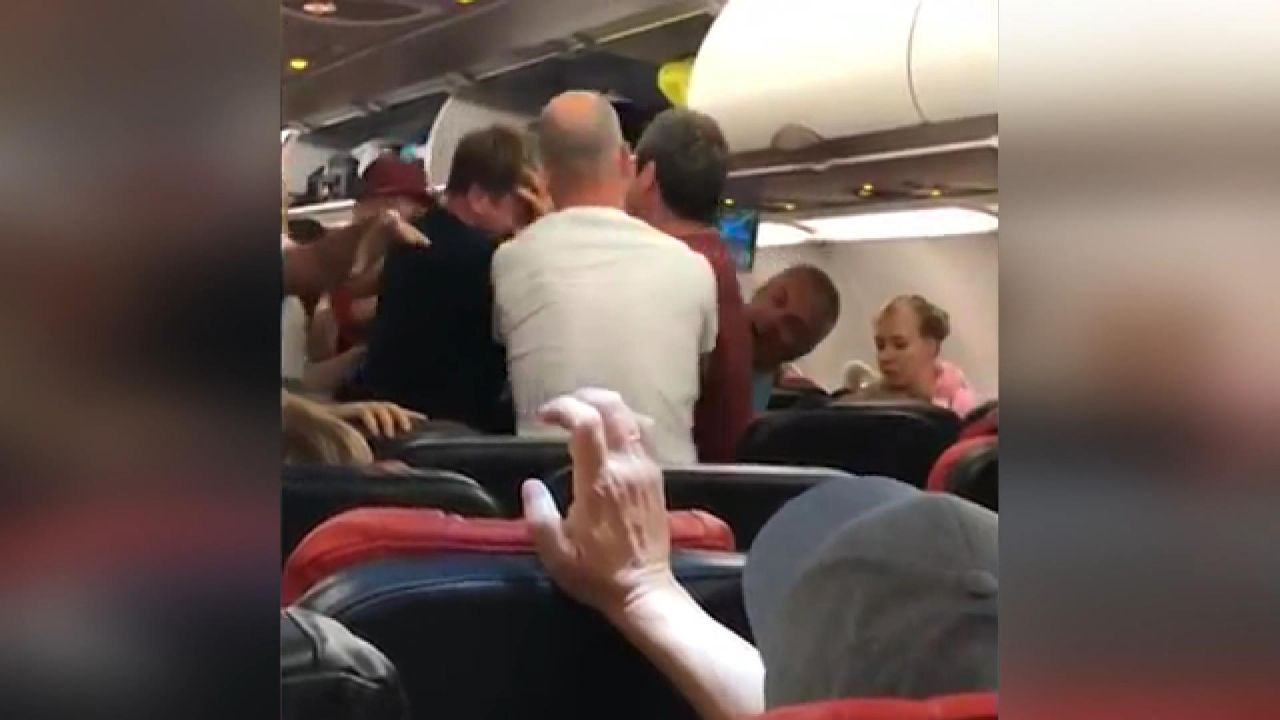 İstanbul’dan Rusya'ya gidecek uçakta Rus yolcular kavga etti
