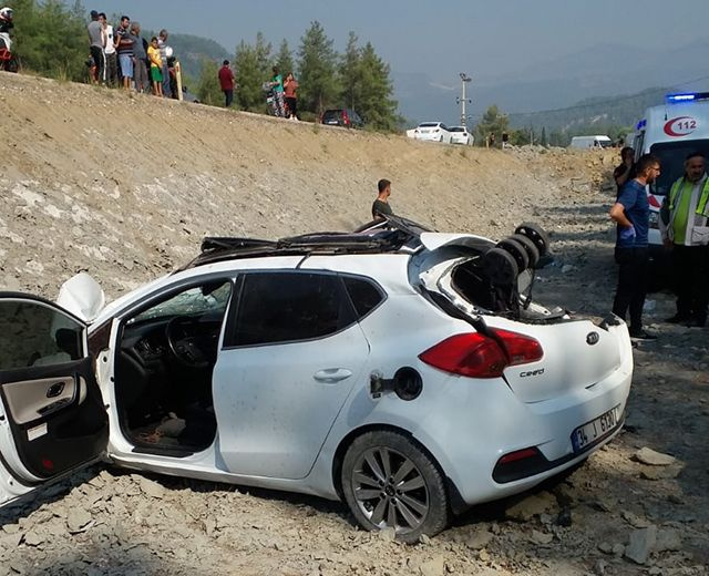 Antalya'da trafik kazasında anne ile oğlu öldü