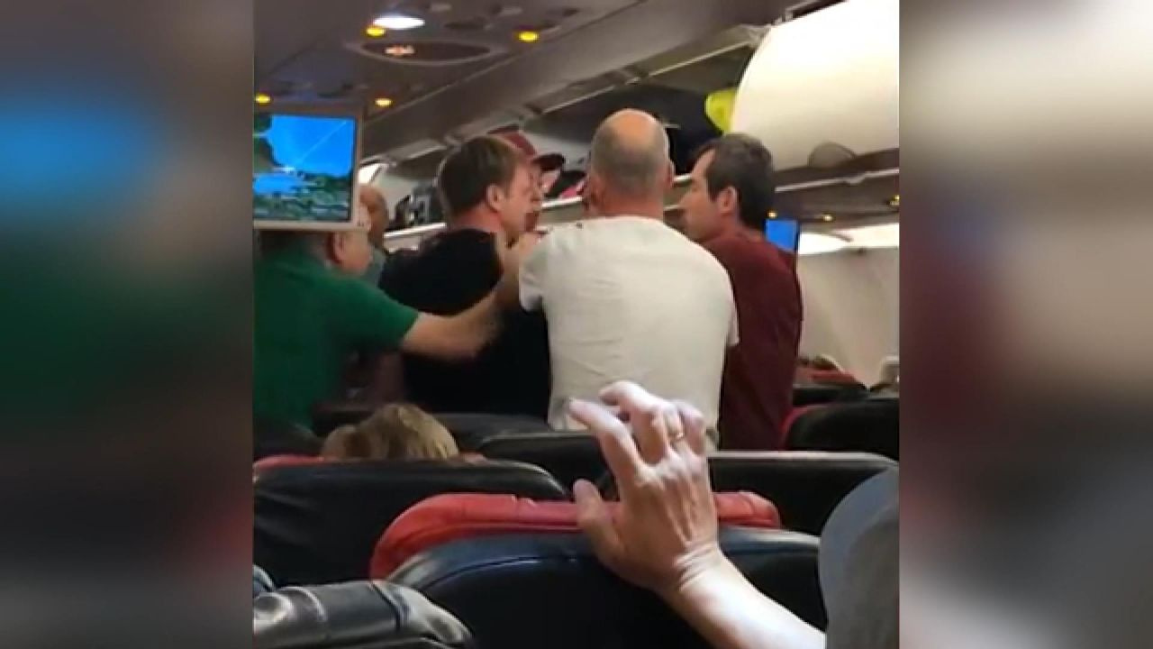 İstanbul’dan Rusya'ya gidecek uçakta Rus yolcular kavga etti