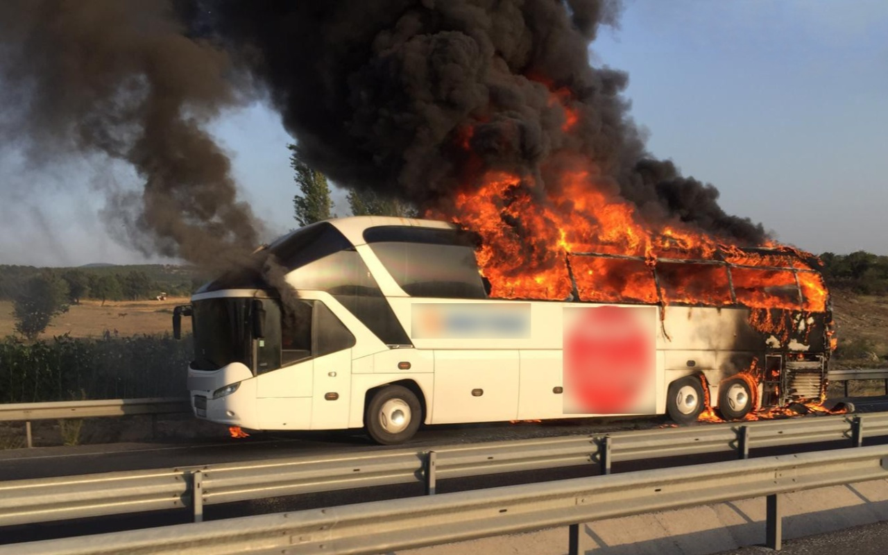 Manisa'da seyir halindeki yolcu otobüsü yandı