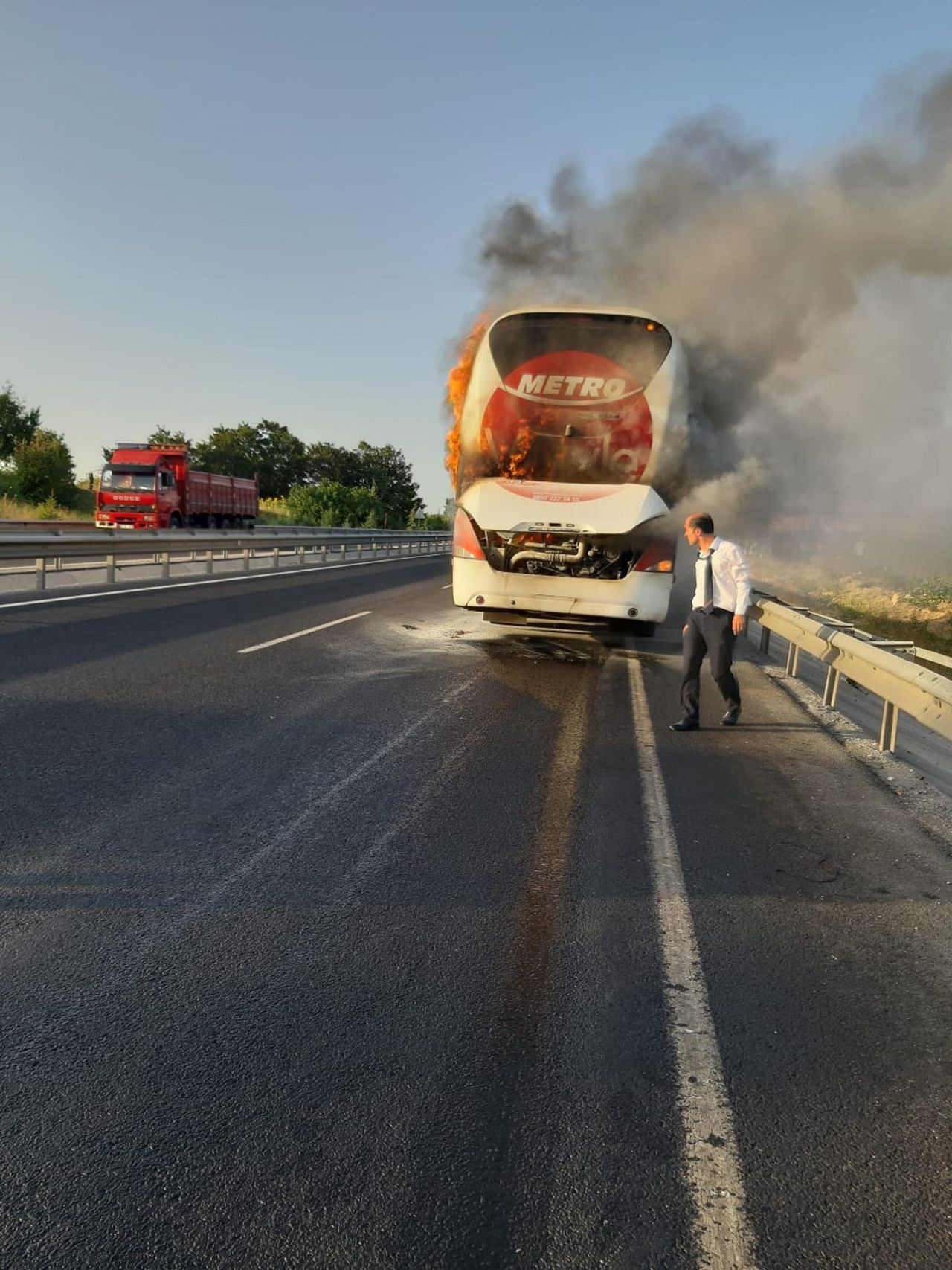Manisa'da seyir halindeki yolcu otobüsü yandı