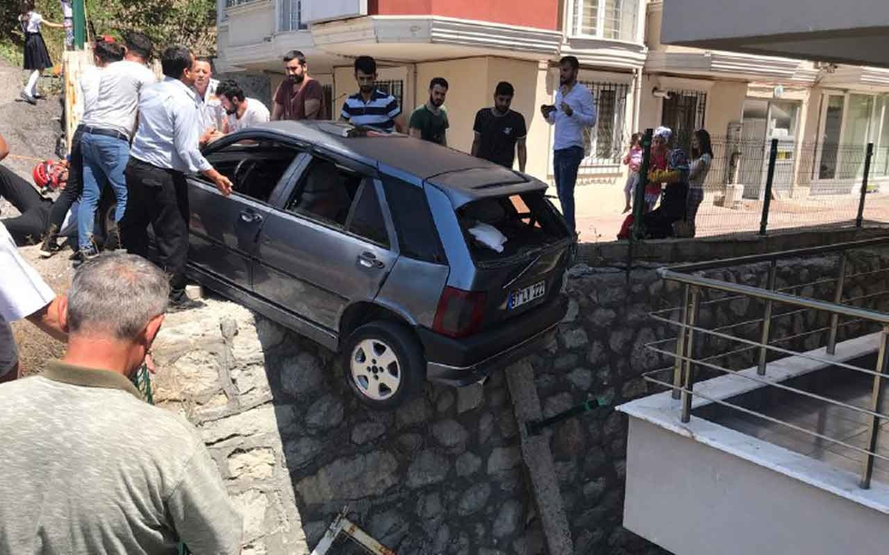 Karabük'te freni boşalan otomobil apartman korkuluklarına takıldı